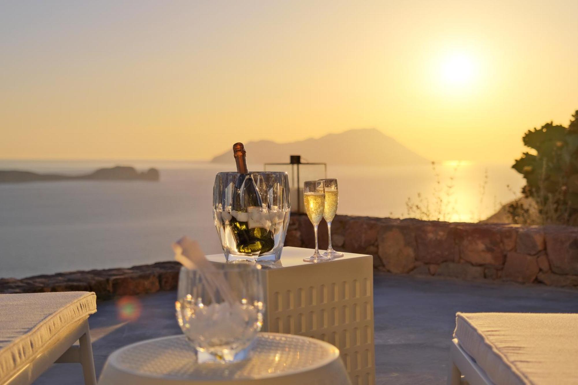 Odyssey Rock Milos Sunset Suites Plaka  Cameră foto